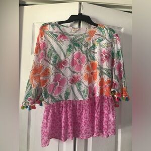 Very pretty floral top. Has great batwing sleeves! Sz S